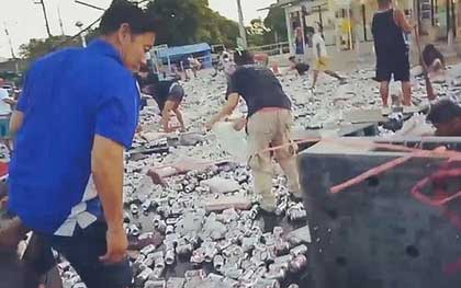 Авария грузовика с пивом стала причиной хаоса и волны народного мародерства